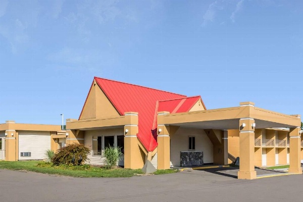 Econo Lodge Inn & Suites Binghamton image 1