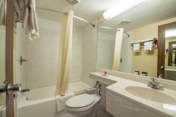 Econo Lodge Inn & Suites Binghamton image 18