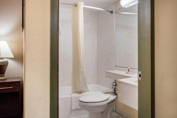 Econo Lodge Inn & Suites Binghamton image 20