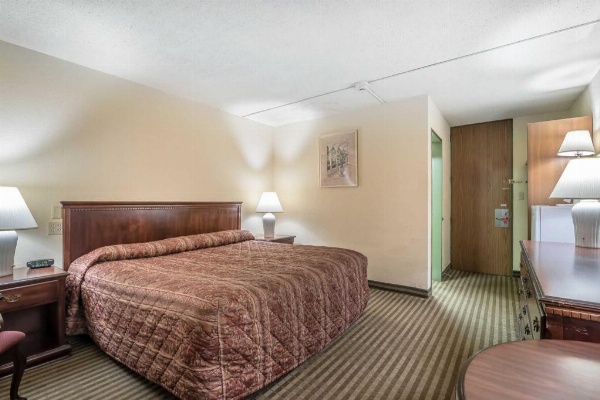 Econo Lodge Inn & Suites Binghamton image 22