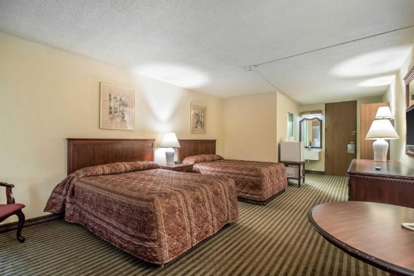 Econo Lodge Inn & Suites Binghamton image 27