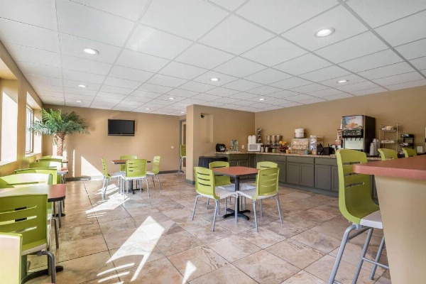 Econo Lodge Inn & Suites Binghamton image 4