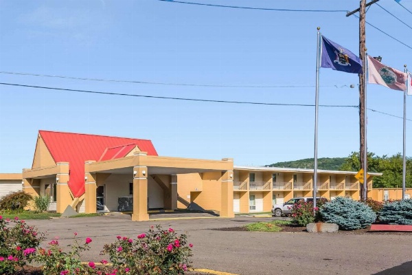 Econo Lodge Inn & Suites Binghamton image 8