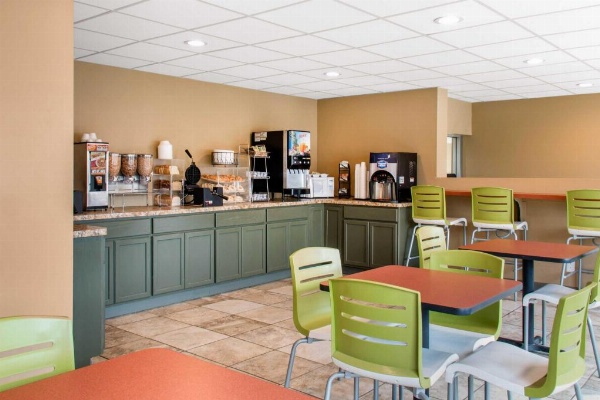 Econo Lodge Inn & Suites Binghamton image 9
